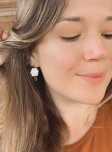 Charger l'image dans la galerie, Petites boucles d'oreilles hexagone argile texture laine et laiton brossé