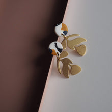 Charger l'image dans la galerie, Puces forme "Matisse" - Terrazzo "ochre & navy"