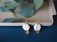 Charger l'image dans la galerie, Petites boucles d'oreilles hexagone argile texture laine et laiton brossé