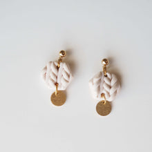 Charger l'image dans la galerie, Petites boucles d'oreilles hexagone argile texture laine et laiton brossé
