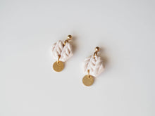 Charger l'image dans la galerie, Petites boucles d'oreilles hexagone argile texture laine et laiton brossé