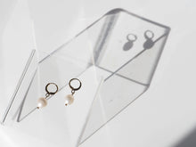Charger l'image dans la galerie, Créoles 18k et perle d'eau douce