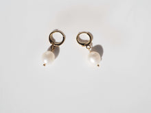 Charger l'image dans la galerie, Créoles 18k et perle d'eau douce