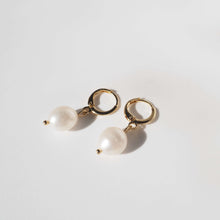 Charger l'image dans la galerie, Créoles 18k et perle d'eau douce