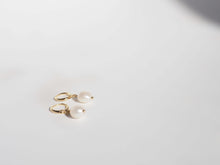 Charger l'image dans la galerie, Créoles 18k et perle d'eau douce