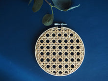 Charger l'image dans la galerie, Porte bijoux en cannage sur cercle à broder