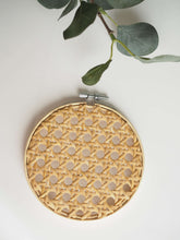 Charger l'image dans la galerie, Porte bijoux en cannage sur cercle à broder