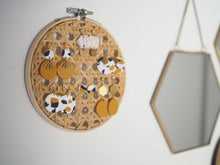 Charger l'image dans la galerie, Porte bijoux en cannage sur cercle à broder
