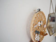 Charger l'image dans la galerie, Porte bijoux en cannage sur cercle à broder